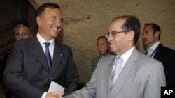 Foreign Minister Franco Frattini, left, and Mahmoud Jibril, the head of the executive committee of Libya's rebel group, the Transitional National Council in Naples, Italy (File Photo - June 17, 2011)