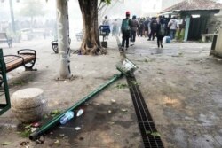 Sejumlah fasilitas umum rusak dalam aksi menolak UU Cipta Kerja di Yogyakarta, 8 Oktober 2020. (Foto:VOA/ Nurhadi)