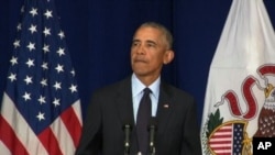 El expresidente estadounidense Barack Obama habla en el campus de la Universidad de Illinois en Urbana.