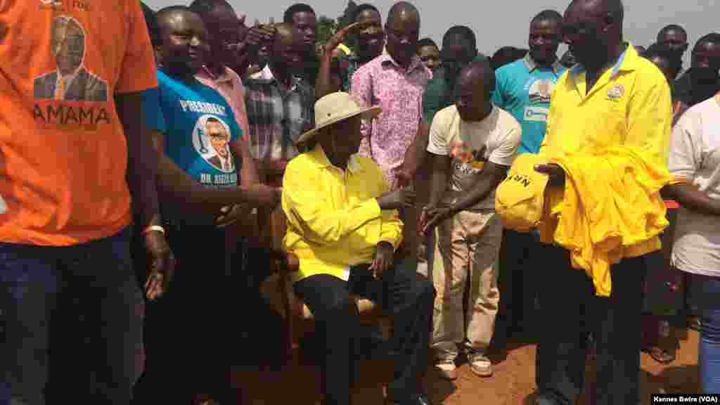 Rais Yoweri Museveni akiwasalimia wafuasi wake