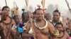 Le roi Mswati III, vêtu d'une tenue traditionnel, danse lors d'une cérémonie à Mbabane, eSwatini (ex-Swaziland), le 3 septembre 2012. (Photo: Themba Hadebe/AP)