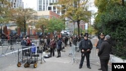 La policía de Nueva York resguarda el sitio donde un hombre subió a una ciclovía con una camioneta alquilada y arrolló a peatones y ciclistas durante un recorrido de casi un kilómetro, dejando un saldo de 8 muertos y casi una docena de heridos el martes 31 de octubre de 2017.