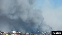 Así se veían las columnas de humo ascendiendo de los cerros de Valparaíso, Chile, el 24 de diciembre de 2019.