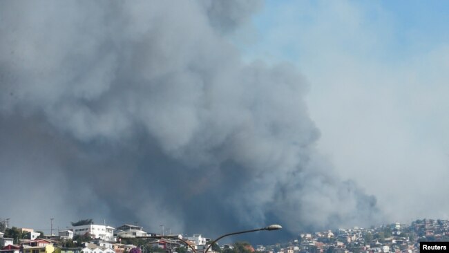 Así se veían las columnas de humo ascendiendo de los cerros de Valparaíso, Chile, el 24 de diciembre de 2019.