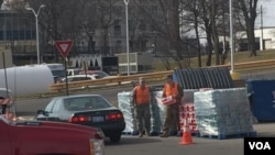 Photo d’archives : Des bénévoles s'organisent pour distribuer de l’eau embouteillée aux résidents de Flint, Michigan, après le scandale d'eau contaminée au plomb. (K. Farabaugh / VOA)