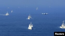 中国海警船和渔政巡查船和日本海上保安厅巡视船艇2012年9月18日出现在东中国海有争议岛屿27公里外