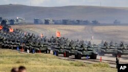 Arhiva - Kineski tenkovi napreduju tokom vojne vežbe na poligonu "Cugol", oko 250 kilometara jugoistočno od grada Čita, tokom vojne vežbe Vostok (Istok) 2018 u istočnom Sibiru, Rusija, 13. septembra 2018.