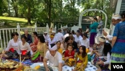 Umat Hindu di Washington DC dan sekitarnya melakukan persembahyangan Galungan bersama. (foto ilustrasi: VOA/Made Yoni)