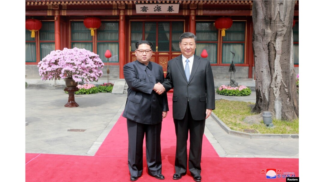 지난 3월 김정은 북한 국무위원장과 시진핑 중국 국가 주석이 베이징에서 만나 악수하고 있다.