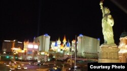 H03: Las Vegas về đêm (ảnh Bùi Văn Phú)