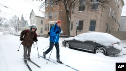 A Portland, dans le Maine, des passants préféraient se déplacer en skis