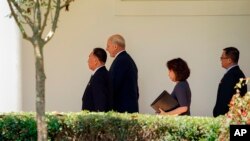 1일 워싱턴 백악관에 도착한 김영철 북한 노동당 부위원장이 존 켈리 백악관 비서실장의 안내를 받으며 도널드 트럼프 대통령과의 면담을 위해 대통령 집무실로 걸어가고 있다.