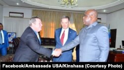 Ntoma to ambassadeur ya Etats-Unis, Mike Hammer (G), elongo na mokambi ya USAID Mark Green (C), n a bokutani na mokonzi ya mboka Félix Tshisekedi, na Cité ya union Africaine, Kinshasa, 19 août 2019. (Facebook/Ambassade USA/Kinshasa)