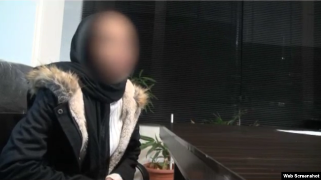 تصویر یکی از زنان بازداشت شده در سالن تتوی مختلط 
