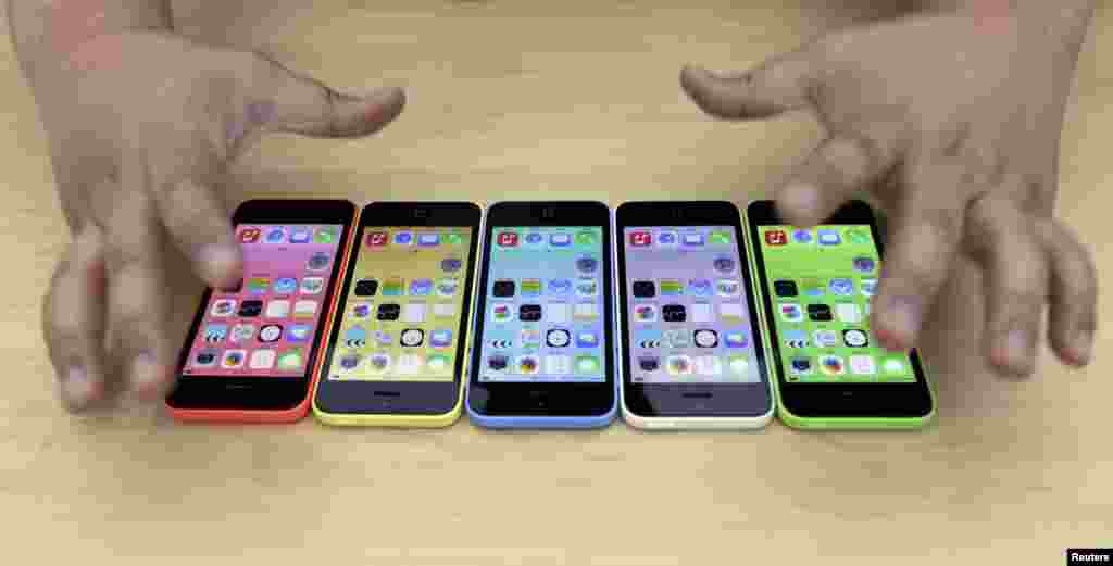 Ðiện thoại iPhone 5C mới với năm màu đặt cạnh nhau buổi ra mắt của Apple ở Bắc Kinh, Trung Quốc.