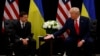 Le président Donald Trump, lors de son entretien avec le chef de l'état, Volodymyr Zelensky en marge de l'Assemblée générale des Nations Unies, le 25 septembre 2019 à New York.