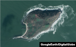 원산 해안에서 약 2.2km 떨어진 곳에 위치한 표적용 섬. 섬 곳곳에 포탄의 흔적이 남아있다. 사진제공=구글어스/디지털글로브/