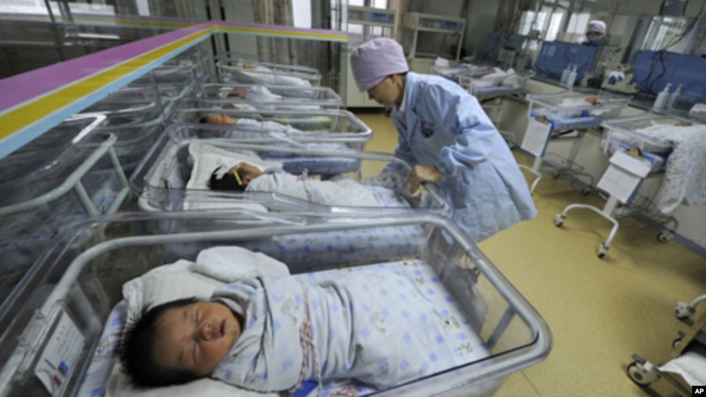 中国医院婴儿房(资料照片)(photo:VOA)