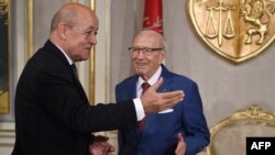 Le président tunisien Beji Caid Essebsi salue le ministre français des Affaires étrangères, Jean-Yves Le Drian, le 22 juillet 2018.