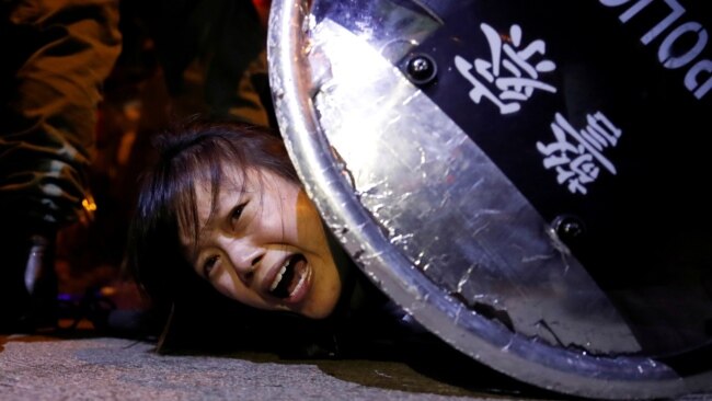 资料照：一名香港反送中抗议者被香港防暴警察压倒在地。（2019年9月2日）