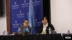 미국에 정착한 탈북자 조진혜 씨(오른쪽)가 지난 2013년 10월 워싱턴에서 열린 유엔 북한인권 조사위원회 청문회에서 증언하고 있다. 조 씨는 다른 탈북자들의 정착을 지원하는 활동을 하고 있다. (자료사진)