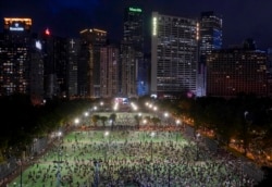 香港民眾為紀念六四事件31週年開始在維多利亞公園聚集參加紀念活動。（2020年6月4日）