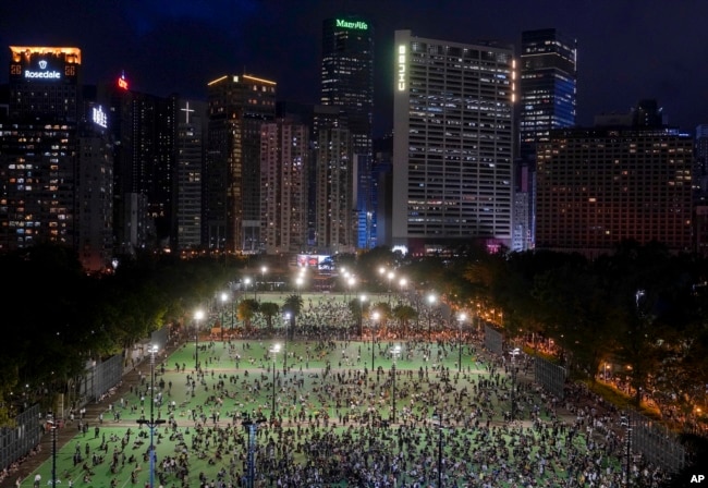 香港民众为纪念六四事件31周年开始在维多利亚公园聚集参加纪念活动。（2020年6月4日）
