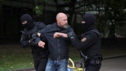 Policija privodi učesnika protesta u Minsku