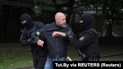 Policija privodi učesnika protesta u Minsku