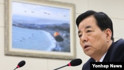 한민구 한국 국방부 장관이 지난 3일 국회에서 열린 국방위 전체회의에서 질의에 답변하고 있다. (자료사진)