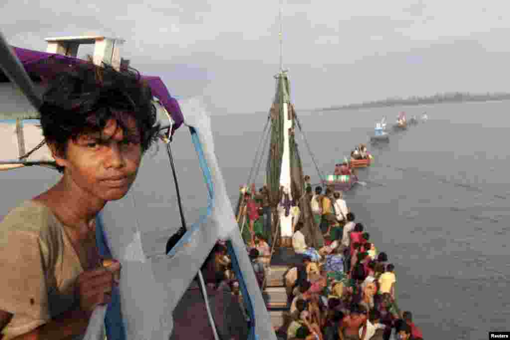 Thuyền đánh cá chở thuyền nhân người Rohingya và Bangladesh được ngư dân Aceh kéo vào bờ, ngày 20/5/2015. 