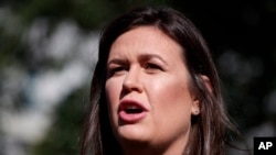 ​ທ່ານ​ນາງ ຊາ​ຣາ ແຊນ​ເດີ​ສ໌ (Sarah Sanders) ໂຄ​ສົກ​ປະ​ຈຳ​ທຳ​ນຽບ​ຂາວ ກ່າວ​ຕໍ່​ພວກ​ນັກ​ຂ່າວ​ຢູ່ນອກ​ທຳ​ນຽບ​ຂາວ ໃນ​ວັນ​ທີ 11 ມິ​ຖຸ​ນາ, 2019.