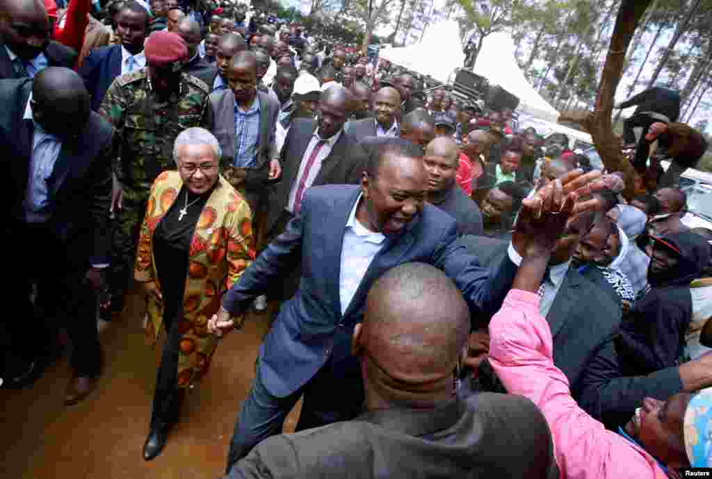 Shugaban kasar Kenya Uhuru Kenyatta na gaida mago bayansa bayan kada kuri&#39;arsa a garinsu, Gatundu dake Kiambu. &nbsp;
