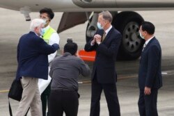 美国前参议员多德（左）等一行在抵达台湾时受到台湾交部长吴钊燮（右）和美国在台协会台北办事处处长郦英杰（Brent Christensen）（中）的欢迎。(2021年4月14日）