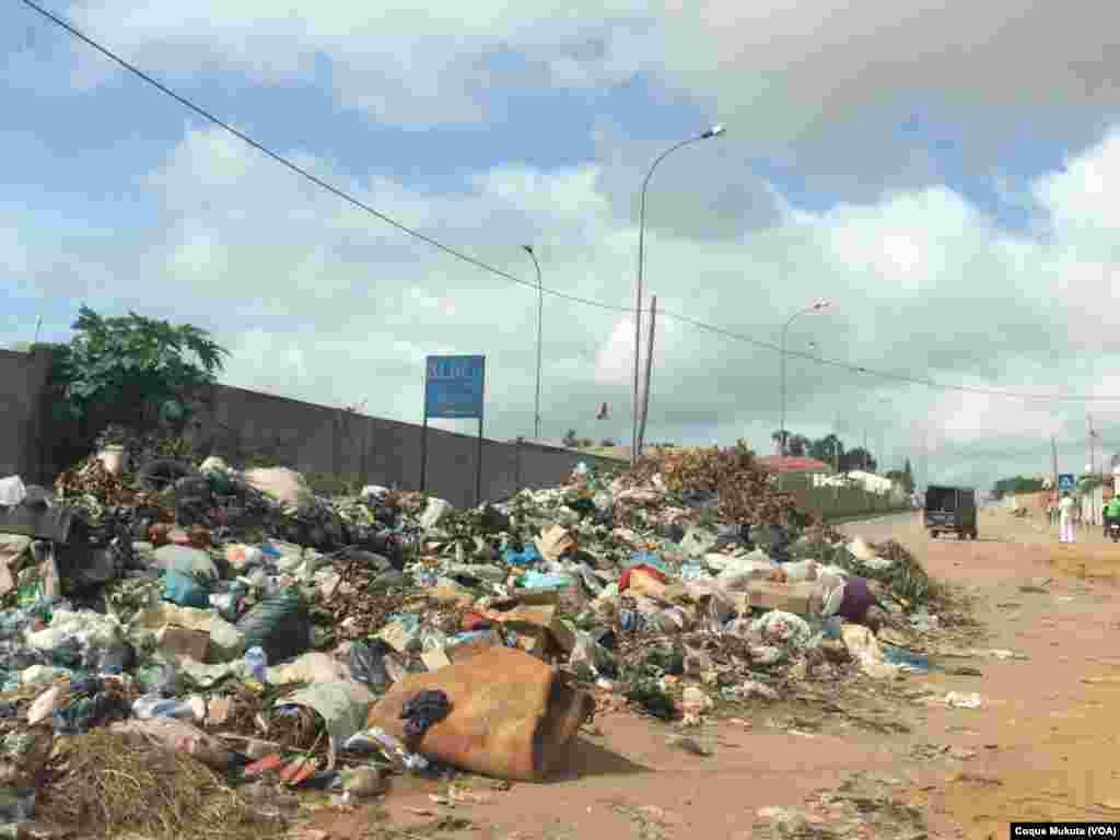 Lixo na Sétima Avenida do Cazenga em Luanda 