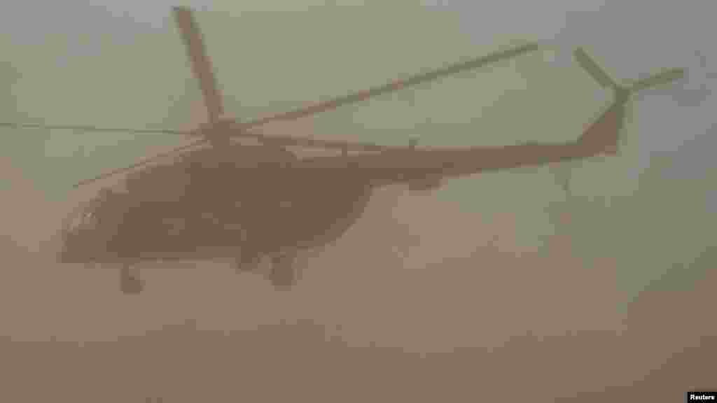 Un hélicoptère du service militaire camerounais prend son envol à Kolofata, au Cameroun, le 16 mars 2016.