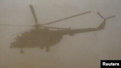 Un hélicoptère militaire camerounais prend son envol à Kolofata, le Cameroun, 16 mars 2016. 