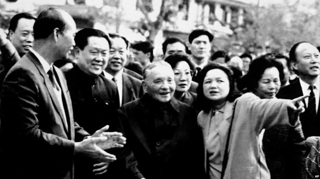 资料照片：87岁的邓小平及其女儿邓楠在中国深圳参观。(1992年3月15日)(photo:VOA)