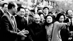 资料照片：87岁的邓小平及其女儿邓楠在中国深圳参观。(1992年3月15日)