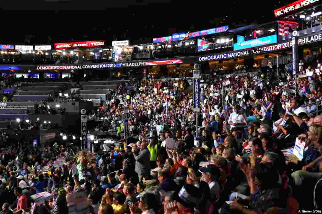 Delegates and convention attendees cheer from the floor of the Wells Fargo Arena in Philadelphia on day two of the Democratic National Convention, July 26, 2016. (A. Shaker/VOA)
