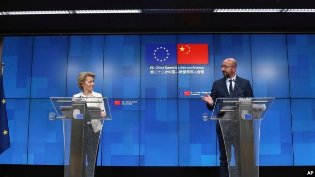 欧洲理事会主席米歇尔(右)与欧盟委员会主席冯德莱恩在与中国领导人举行了视频峰会后在布鲁塞尔举行记者会。(2020年6月22日)