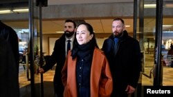 
Meng Wanzhou, mantan kepala pejabat keuangan Huawei, meninggalkan pengadilan di Vancouver, Kanada, 17 Januari 2020. (Foto: dok).