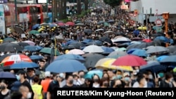 Desetine hiljada ljudi marširale su Mong Kok okrugom u Hong Kongu tokom još jednog u nizu protesta koji je održan u tom gradu pod upravom Kine.
