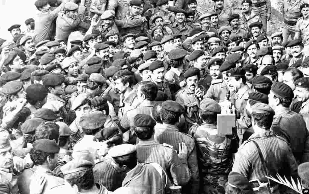 امروز در تاریخ: سال ۱۹۸۱ &ndash; بازدید صدام حسین از مناطق جنگی عراقی.&nbsp; &nbsp; &nbsp; 