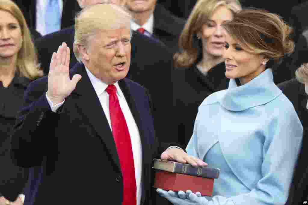 El presidente Donald Trump juramentó como el presidente número 45th durante una ceremonia en el Capitolio de EE.UU. acompañado de su esposa Melania el 20 de enero de 2017.