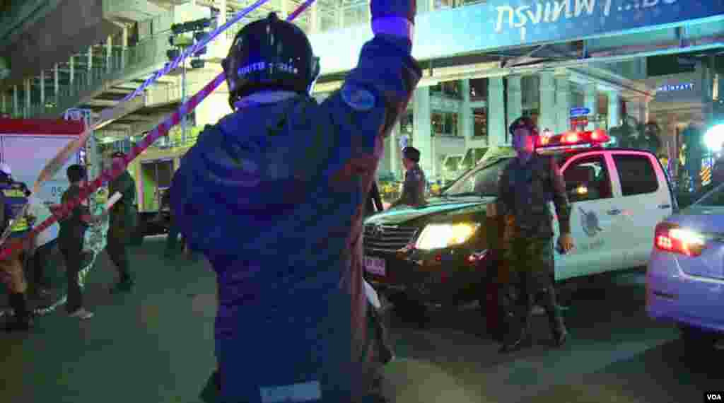 Cảnh sát phong toả khu vực xung quanh hiện trường vụ nổ bom ở Bangkok, Thái Lan, ngày 17 tháng 8, 2015. (Ảnh: Zinlet Aung cho VOA)