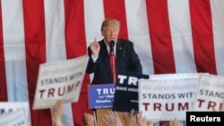 Capres AS unggulan Partai Republik, Donald Trump berkampanye di Hangar Werner Enterprises Hangar, Omaha, Nebraska (6/5).