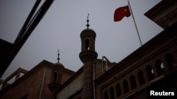 资料照：中国国旗飘扬在新疆维吾尔自治区喀什旧城区内一座清真寺上空（路透社，2021年5月4日）