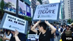 香港記者協會多名成員參與4-28反引渡條例修訂大遊行。(美國之音特約記者 湯惠芸拍攝 )