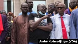 Me Max Loalngar au en milieux en t-shirt noir entouré des autres leaders de Wakit Tama, au Tchad, le 9 août 2021. (VOA/André Kodmadjingar)
